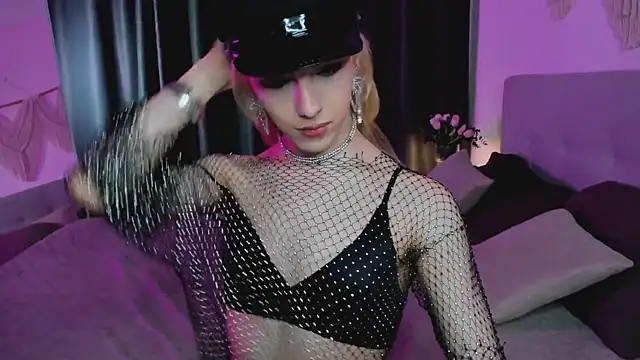 Snapshot of Tiffany__King chatting on 05-27-26, 11:07 Tiffany King online show from 05-27-26, 11:07