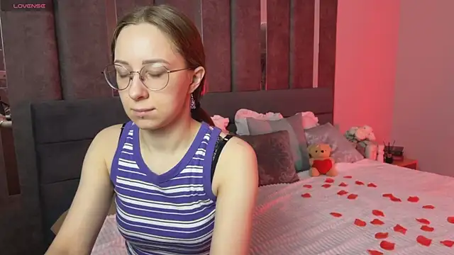 Snapshot of LillAlice chatting on 02-10-26, 12:48 LillAlice online show from 02-10-26, 12:48