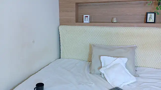 Snapshot of VioletBloomm chatting on 02-25-26, 12:04 VioletBloomm online show from 02-25-26, 12:04