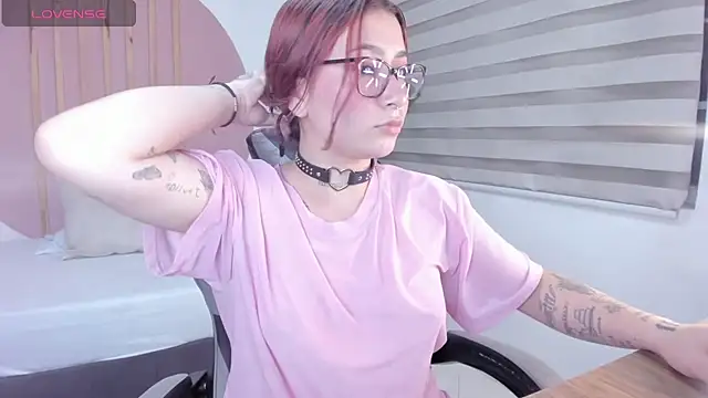 charlottee27  online show from 02-06-26, 02:05