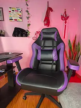 kenia thompsom01 online show from 04-15-26, 11:50