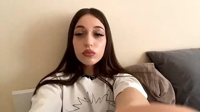 Snapshot of CutieWorm chatting on 02-01-26, 11:20 CutieWorm online show from 02-01-26, 11:20