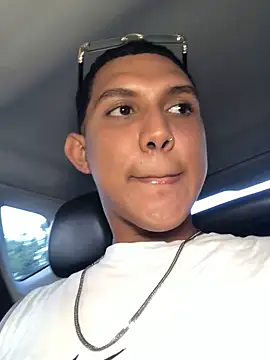 Snapshot of _Usher chatting on 02-21-26, 10:11 Usher online show from 02-21-26, 10:11