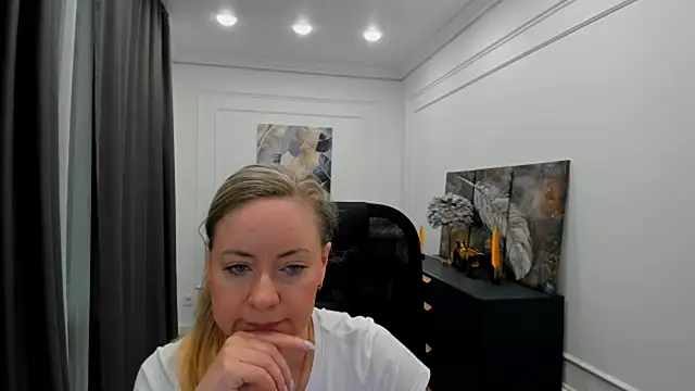 Snapshot of CharlotteKerti chatting on 05-18-26, 11:49 CharlotteKerti online show from 05-18-26, 11:49