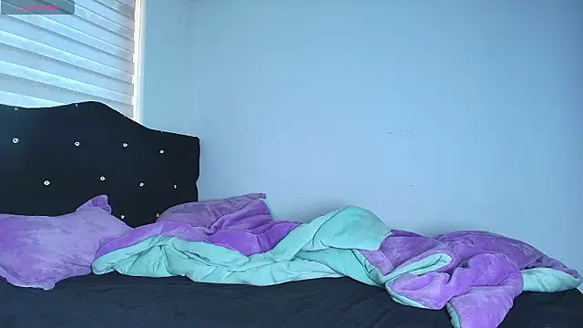 Snapshot of alys_love chatting on 02-18-26, 04:36 alys love online show from 02-18-26, 04:36