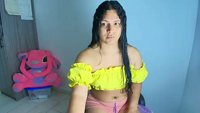 Snapshot of alys_love chatting on 06-18-26, 05:06 alys love online show from 06-18-26, 05:06