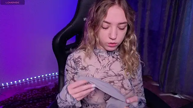 Snapshot of alice_charm_ chatting on 02-23-26, 04:43 alice charm online show from 02-23-26, 04:43