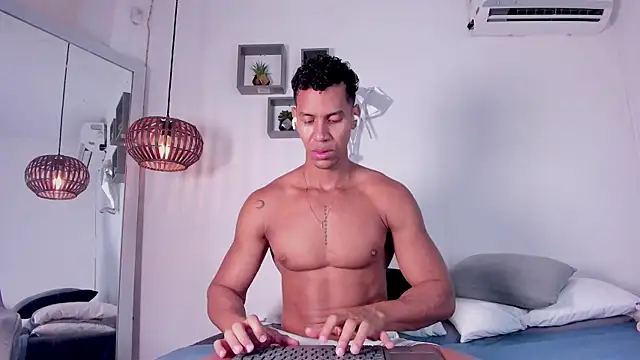 Snapshot of Royland_Vega chatting on 02-06-26, 02:53 Royland Vega online show from 02-06-26, 02:53