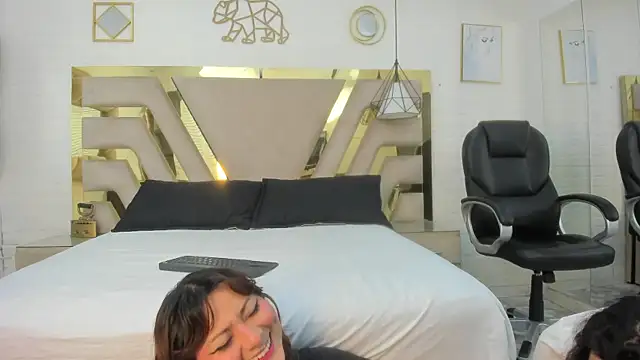 Snapshot of Goldentemptation_ chatting on 04-26-26, 01:09 Goldentemptation online show from 04-26-26, 01:09