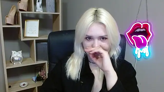 Snapshot of SweetLilyxo chatting on 02-23-26, 07:39 SweetLilyxo online show from 02-23-26, 07:39