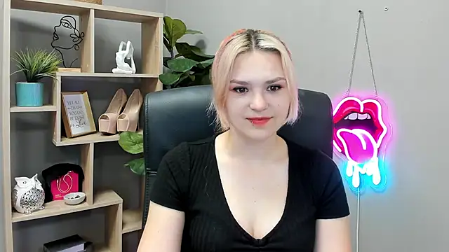 Snapshot of SweetLilyxo chatting on 07-13-26, 06:49 SweetLilyxo online show from 07-13-26, 06:49