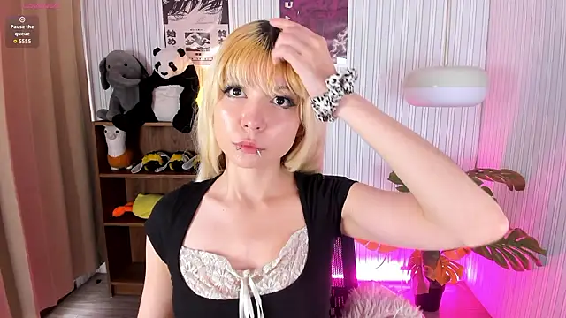 Snapshot of Laukyubey1 chatting on 02-11-26, 08:03 Laukyubey1 online show from 02-11-26, 08:03