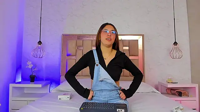 Snapshot of ChloeSteele chatting on 02-10-26, 04:05 ChloeSteele online show from 02-10-26, 04:05