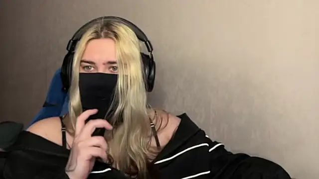 Snapshot of UnaXyling chatting on 02-25-26, 12:53 UnaXyling online show from 02-25-26, 12:53