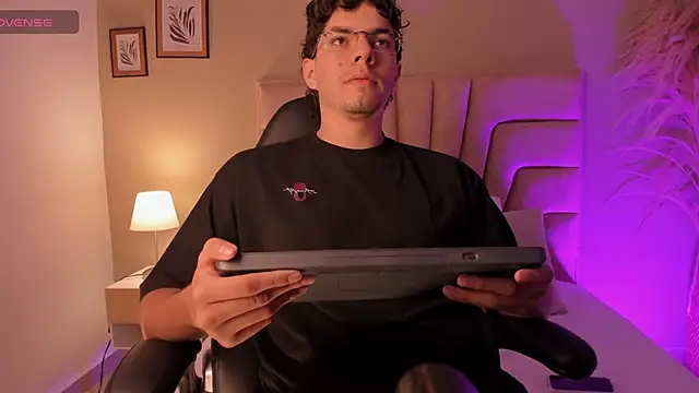 Snapshot of Axel_Creed chatting on 02-20-26, 02:19 Axel Creed online show from 02-20-26, 02:19