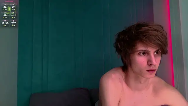 Snapshot of HoogWilder chatting on 02-10-26, 08:35 HoogWilder online show from 02-10-26, 08:35