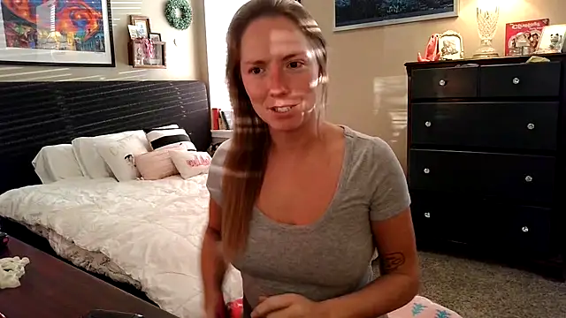 Snapshot of mooviebaby chatting on 02-13-26, 10:50 mooviebaby online show from 02-13-26, 10:50