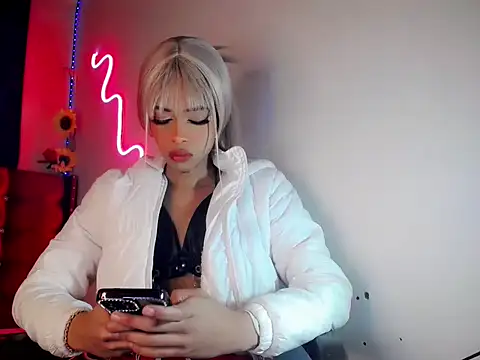 Snapshot of DahliaGill chatting on 06-15-26, 02:19 DahliaGill online show from 06-15-26, 02:19