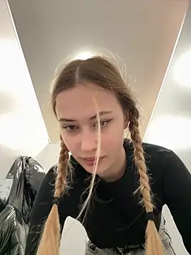 Snapshot of blonde_exe chatting on 02-25-26, 03:32 blonde exe online show from 02-25-26, 03:32