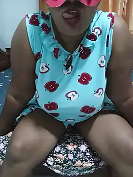 Snapshot of Dini_40 chatting on 06-17-26, 11:01 Dini 40 online show from 06-17-26, 11:01