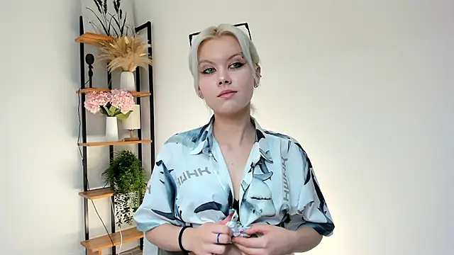 Snapshot of GoldenLenarz chatting on 06-25-26, 11:04 GoldenLenarz online show from 06-25-26, 11:04