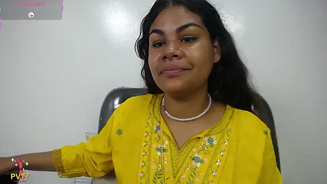 Snapshot of yaazhinii chatting on 04-28-26, 11:48 yaazhinii online show from 04-28-26, 11:48