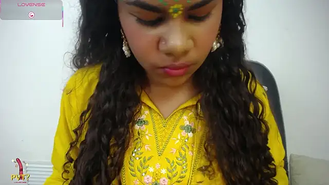 Snapshot of yaazhinii chatting on 05-20-26, 12:11 yaazhinii online show from 05-20-26, 12:11