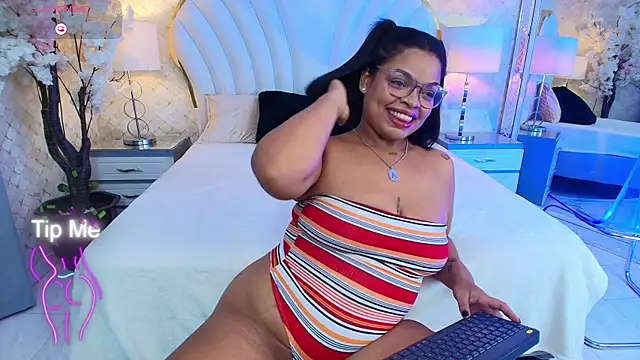 Snapshot of YazminJenner chatting on 04-28-26, 04:50 YazminJenner online show from 04-28-26, 04:50