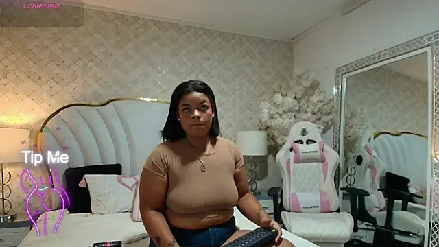 Snapshot of YazminJenner chatting on 05-15-26, 04:30 YazminJenner online show from 05-15-26, 04:30