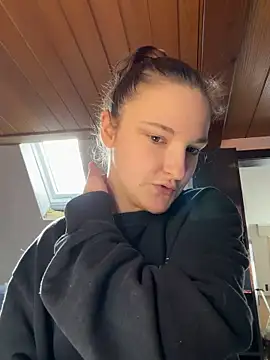 ViviLuu online show from 03-12-26, 10:43