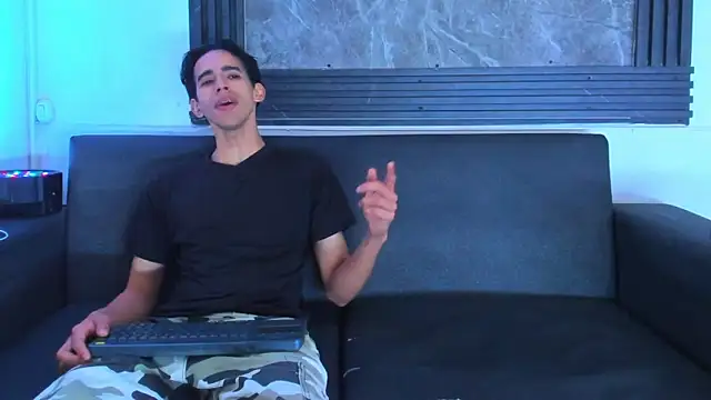 Snapshot of Wonka_1 chatting on 02-15-26, 04:20 Wonka 1 online show from 02-15-26, 04:20