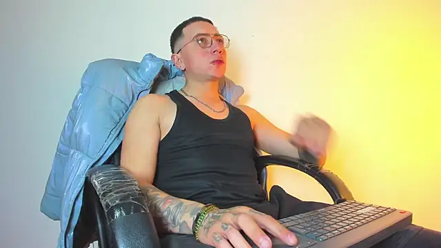 Snapshot of Emmanuel_Lust chatting on 02-05-26, 12:21 Emmanuel Lust online show from 02-05-26, 12:21