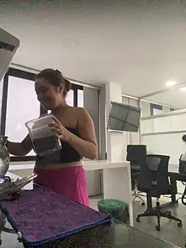 Snapshot of Emily_Harpeer chatting on 02-22-26, 11:31 Emily Harpeer online show from 02-22-26, 11:31