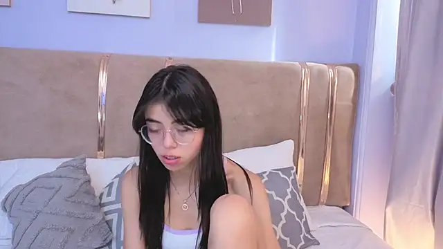 Snapshot of Mia_Naive chatting on 06-18-26, 08:13 Mia Naive online show from 06-18-26, 08:13