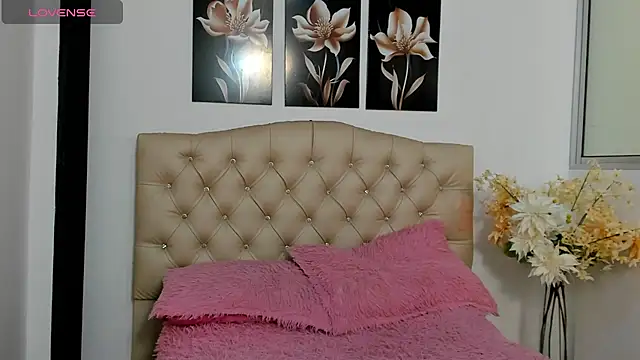 Snapshot of Kitty_f00x chatting on 07-06-26, 12:57 Kitty f00x online show from 07-06-26, 12:57