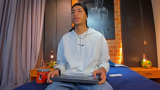 Snapshot of ItsZairen chatting on 02-08-26, 03:54 ItsZairen online show from 02-08-26, 03:54