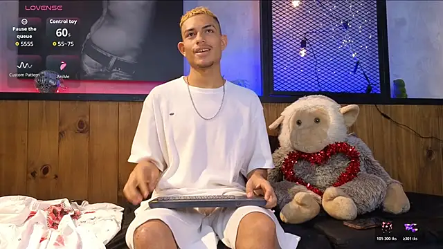 Snapshot of ItsZairen chatting on 02-15-26, 04:53 ItsZairen online show from 02-15-26, 04:53