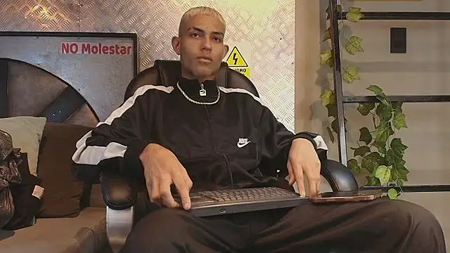 Snapshot of ItsZairen chatting on 02-17-26, 04:20 ItsZairen online show from 02-17-26, 04:20