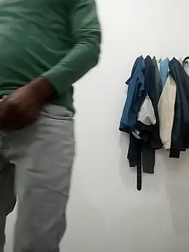 Snapshot of Daddyishere_19 chatting on 02-17-26, 05:04 Daddyishere 19 online show from 02-17-26, 05:04