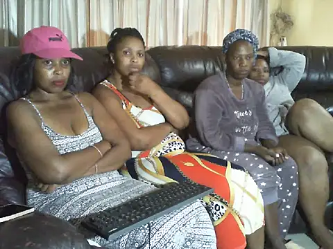 Snapshot of Caramel-Diva chatting on 02-25-26, 07:07 Caramel-Diva online show from 02-25-26, 07:07