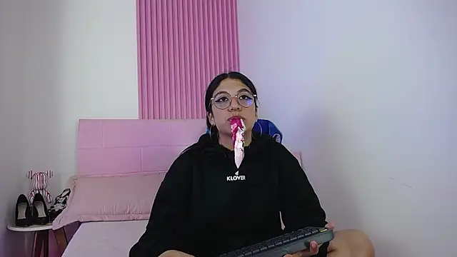 Snapshot of sharlotaustral18 chatting on 02-10-26, 03:38 sharlotaustral18 online show from 02-10-26, 03:38