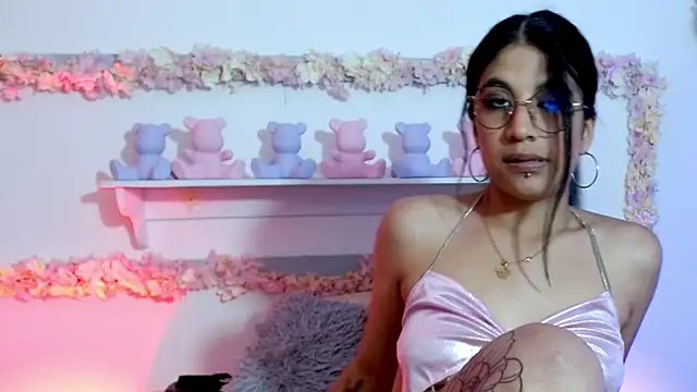 Snapshot of sharlotaustral18 chatting on 02-17-26, 04:20 sharlotaustral18 online show from 02-17-26, 04:20