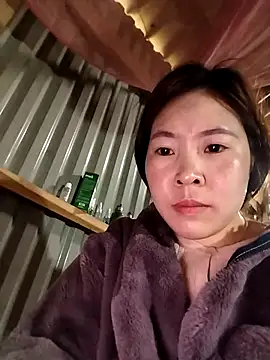 Snapshot of Yiyoongg chatting on 02-14-26, 01:24 Yiyoongg online show from 02-14-26, 01:24