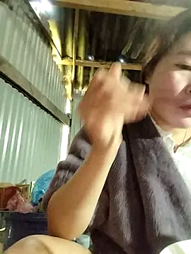 Snapshot of Yiyoongg chatting on 02-25-26, 01:48 Yiyoongg online show from 02-25-26, 01:48