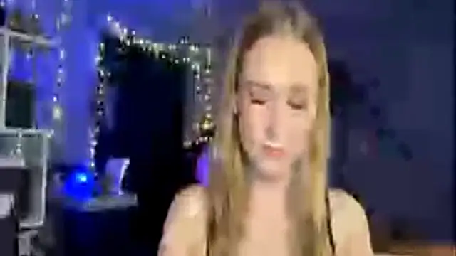 Snapshot of amily_sunray chatting on 04-21-26, 03:28 amily sunray online show from 04-21-26, 03:28