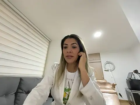 Snapshot of Encantadora_Eva chatting on 02-17-26, 01:46 Encantadora Eva online show from 02-17-26, 01:46