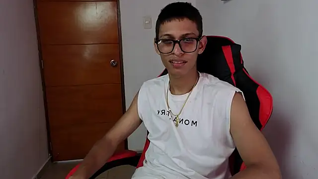 Snapshot of Niklausxxx chatting on 02-21-26, 06:42 Niklausxxx online show from 02-21-26, 06:42