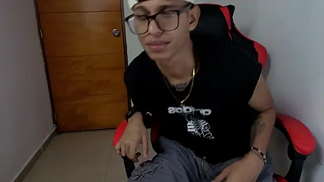 Snapshot of Niklausxxx chatting on 03-03-26, 04:40 Niklausxxx online show from 03-03-26, 04:40