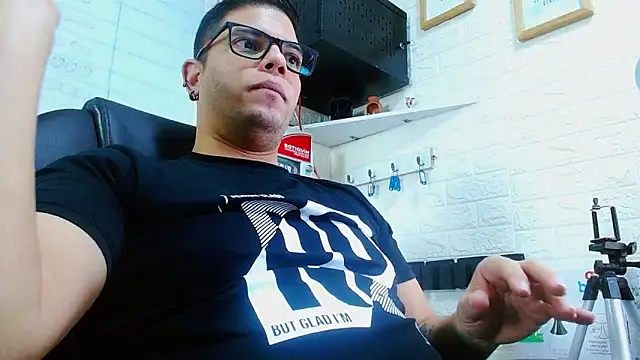 Snapshot of anndyhardy15 chatting on 03-31-26, 06:30 anndyhardy15 online show from 03-31-26, 06:30