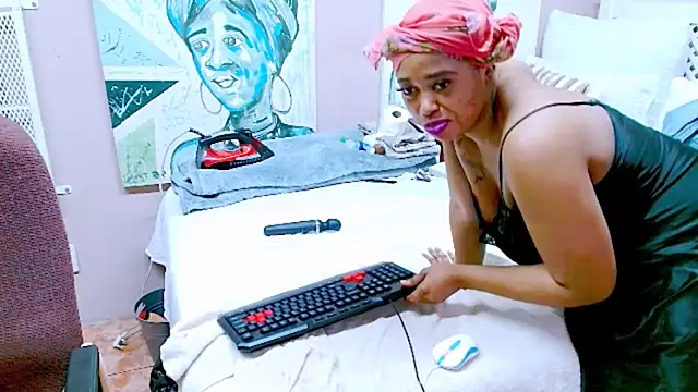 Snapshot of TyraHotxxx chatting on 05-11-26, 02:45 TyraHotxxx online show from 05-11-26, 02:45